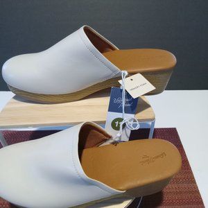 Women Universal Thread Tan Clogs With Memory Foam